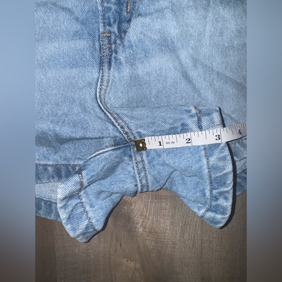 Levi’s Womens High Waisted Mom Shorts Light Wash Denim Blue Size 32 - Picture 6 of 10